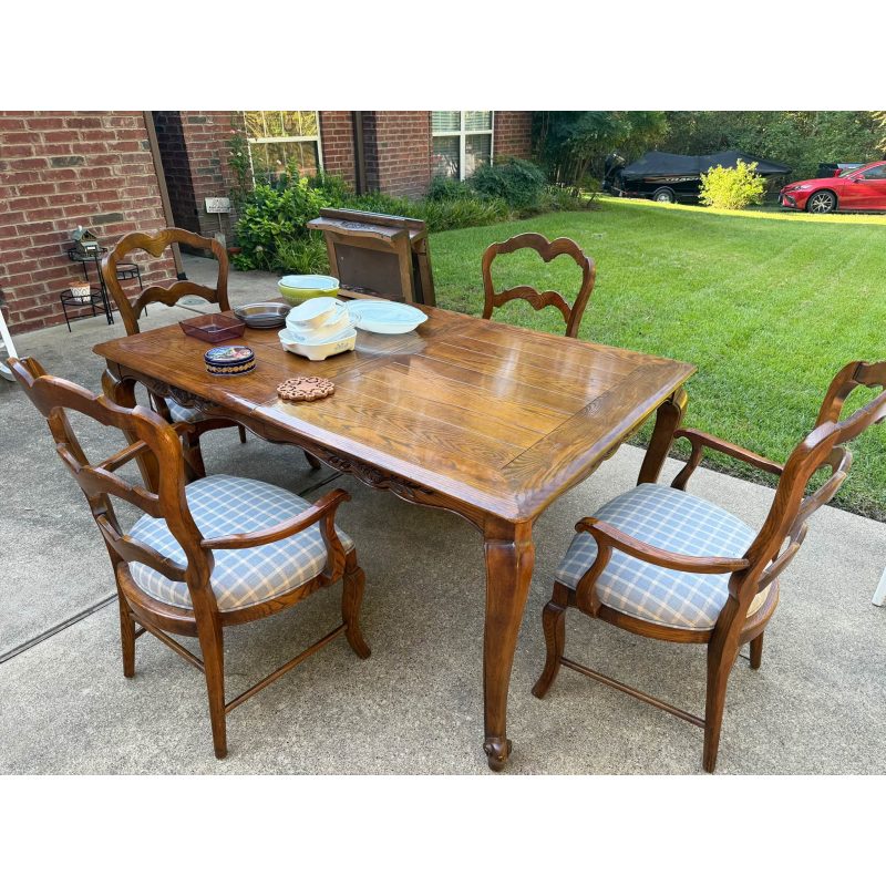 Dining room table and chairs in great shape!